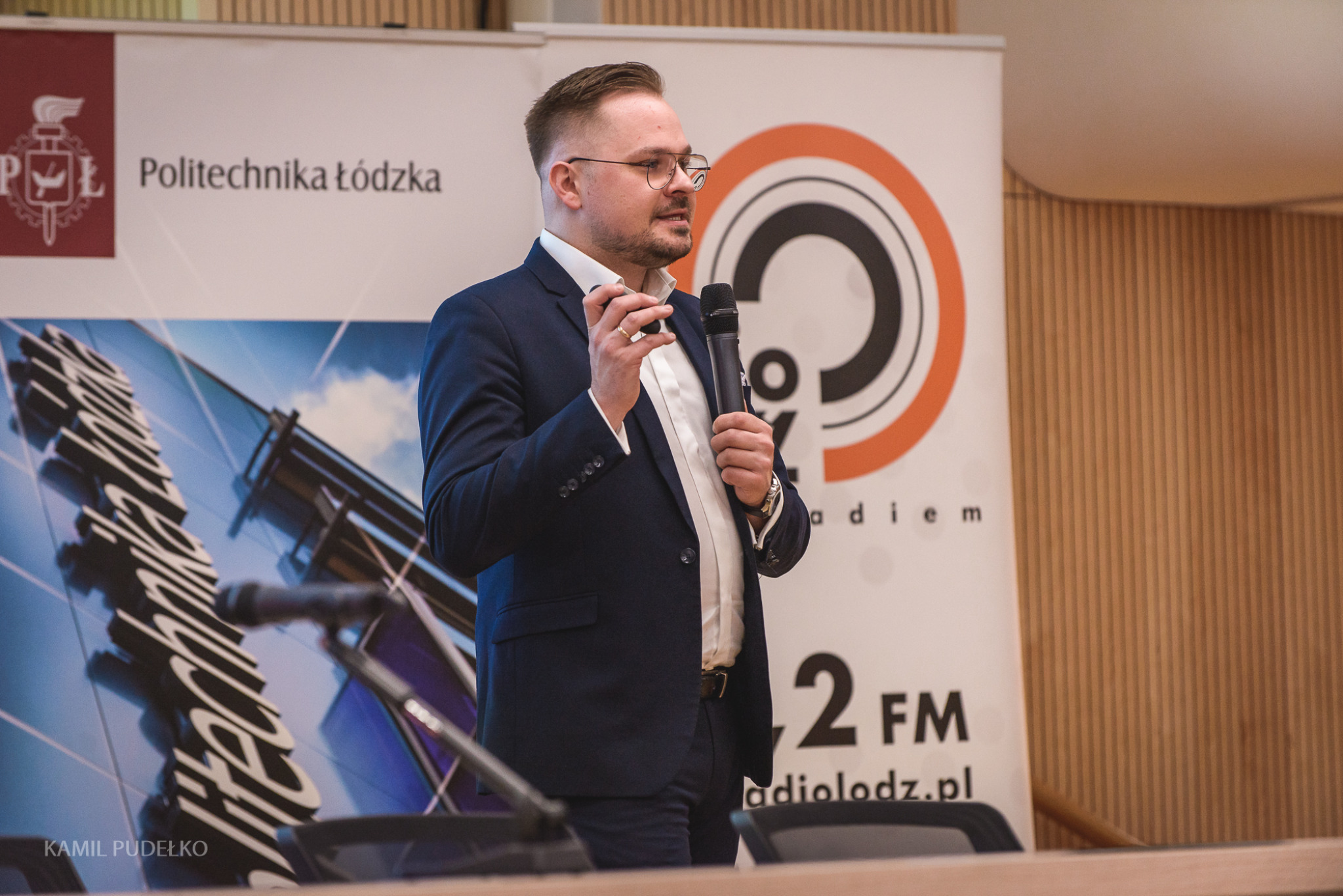 Dr Bartłomiej Machnik podczas prelekcji