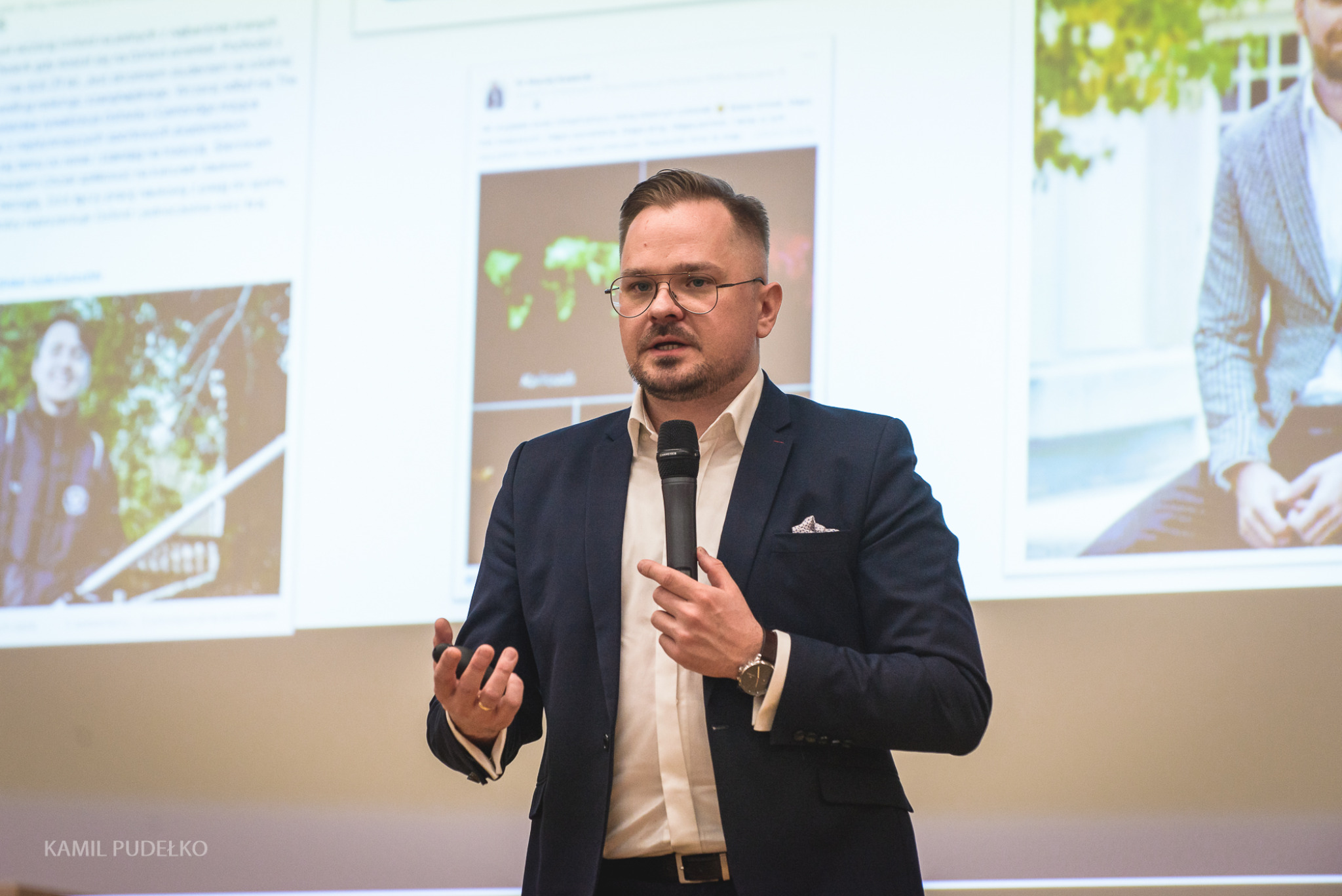 Dr Bartłomiej Machnik podczas wystąpienia na scenie