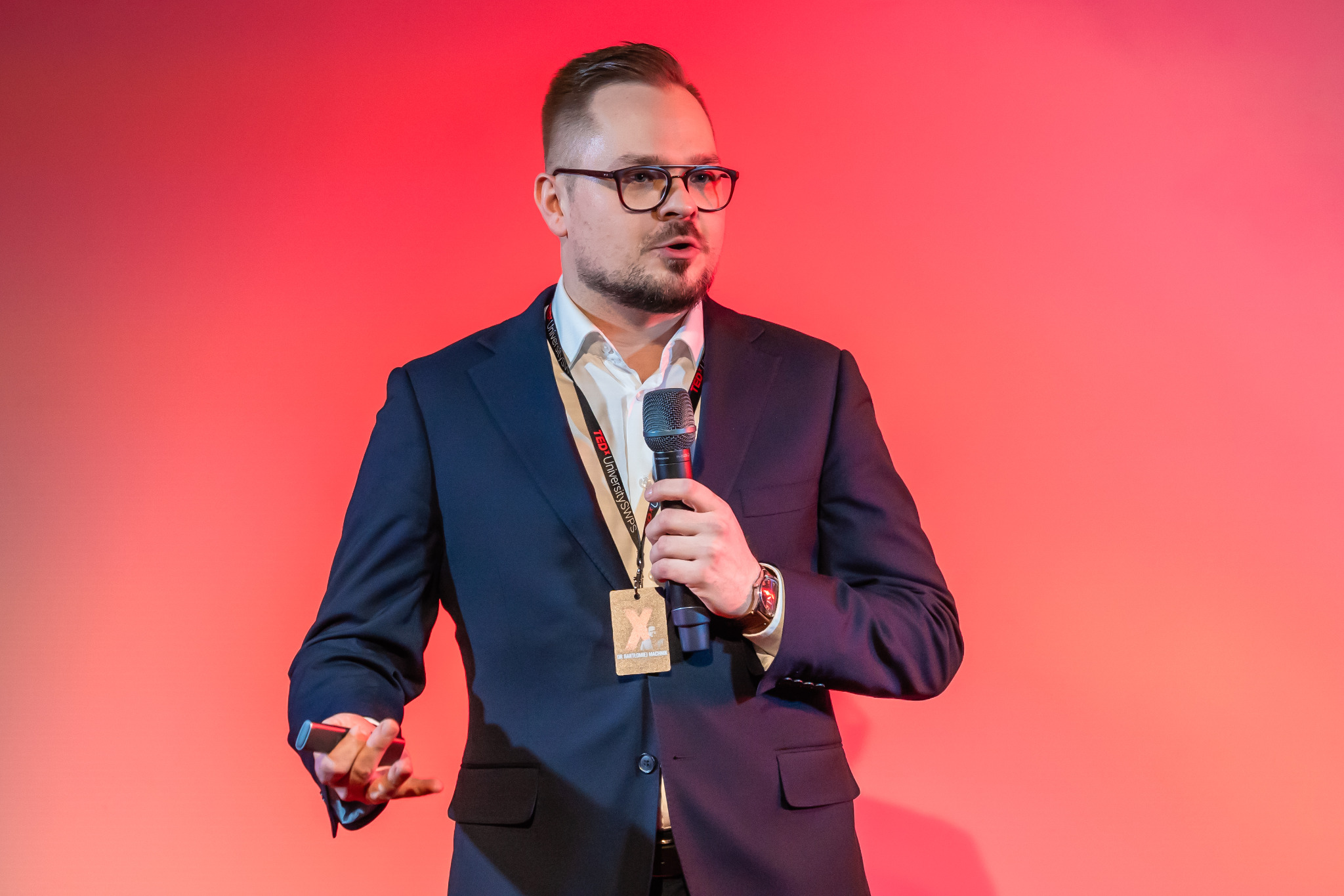 Dr Bartłomiej Machnik z mikrofonem na scenie